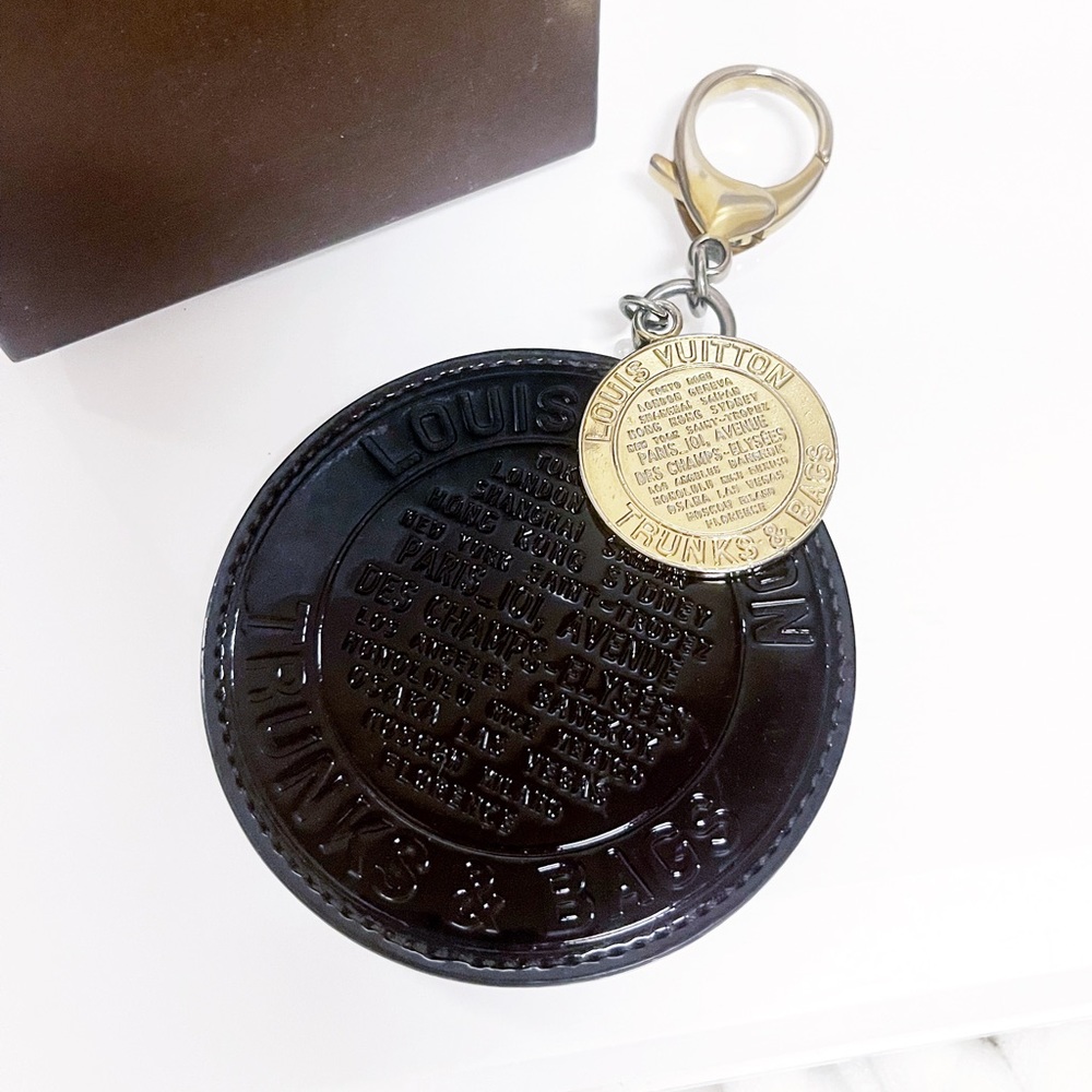 Authentic Louis Vuitton Rare Limited Edition Vernis Round Porte Cles Bag Charm - Picture 3 of 12